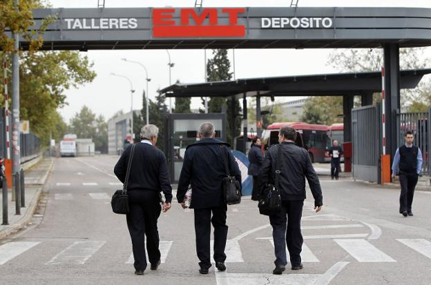 Conductores entran a las cocheras de San Isidro. 