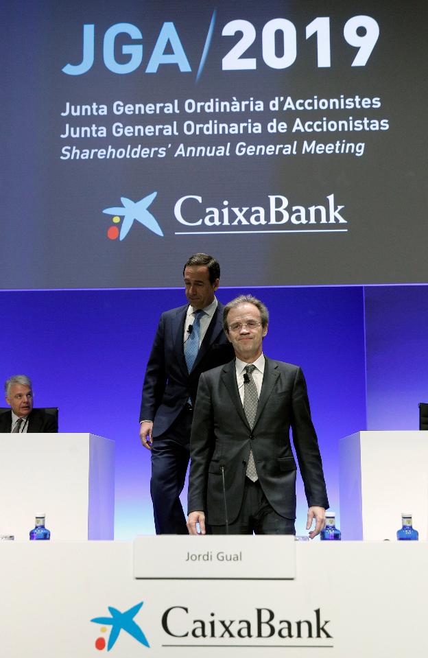 El presidente de Caixabank, Jordi Gual, antes del inicio de la junta de accionistas de ayer. 