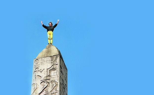 En lo más alto del Obelisco de la plaza de la Concordia de París, que el escalador francés coronó en los años 1998 y 2000. 