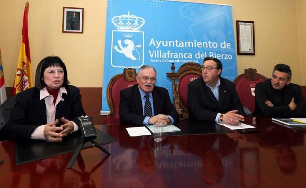 El presidente de la AECL, Ángel Basanta (2i), junto a Jose Manuel Pereira (2d), alcalde de Villafranca, han anunciado el fallo del jurado de los Premios de la Crítica 2018. 
