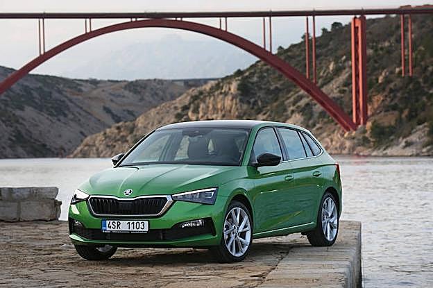 Faros con tecnología led y opción de configurar el techo y retrovisores en negro.