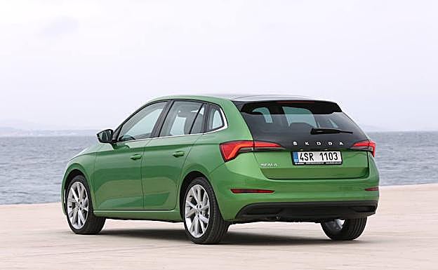 Se puede solicitar una luna trasera más extensa con las letras de la marca.