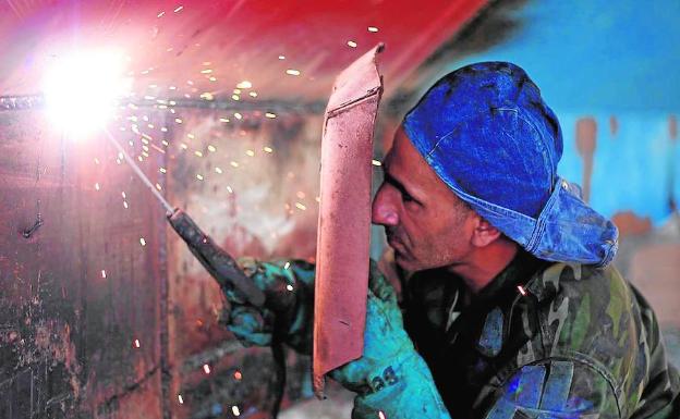 Un trabajador realiza tareas de soldadura. 