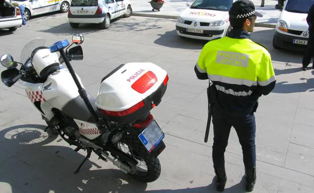Un policía local en un municipio de Sevilla.