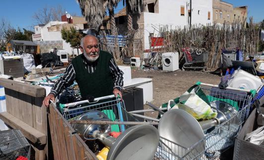 José, junto al carro de la chatarra en la casa en ruinas que habita en La Punta.