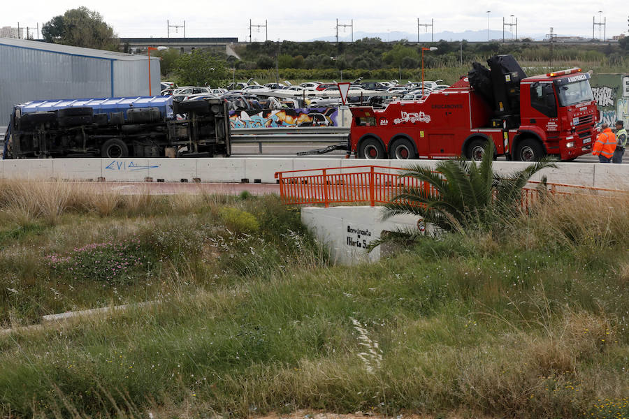 Circulaba en sentido hacia el puerto de Valencia y ha tomado la salida hacia la CV-36, donde se ha producido el accidente