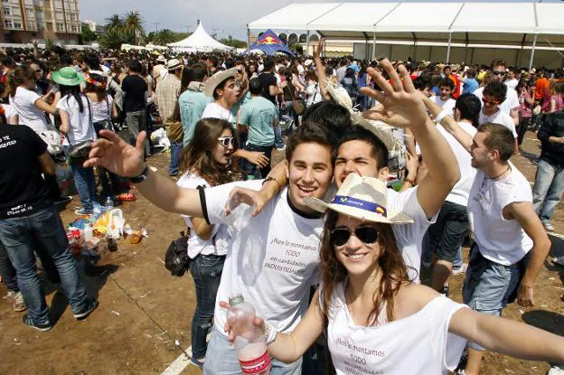 Asistentes al festival de las paellas universitarias en una anterior edición. 