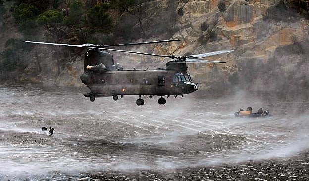Soldados del MOE saltan al agua del pantano de Tibi durante las maniobras de ensayo. 