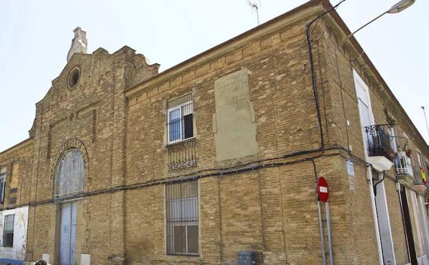 Fachada del edificio de la Lonja de Pescadores del Cabanyal. 