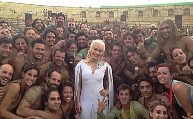 La actriz Emilia Clarke, junto a los extras en Osuna.