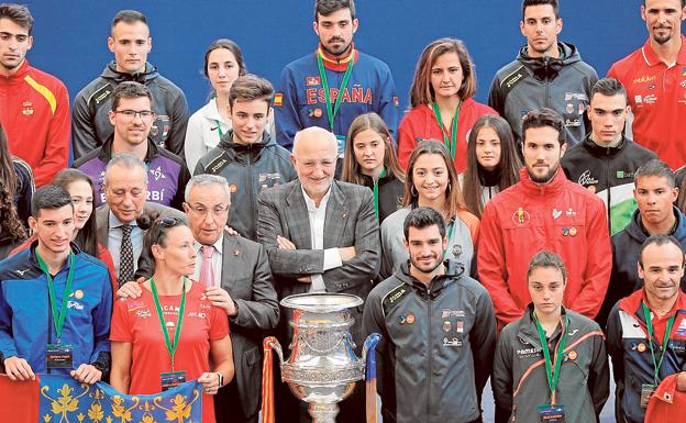 Juan Roig, con los deportistas del proyecto FER. 