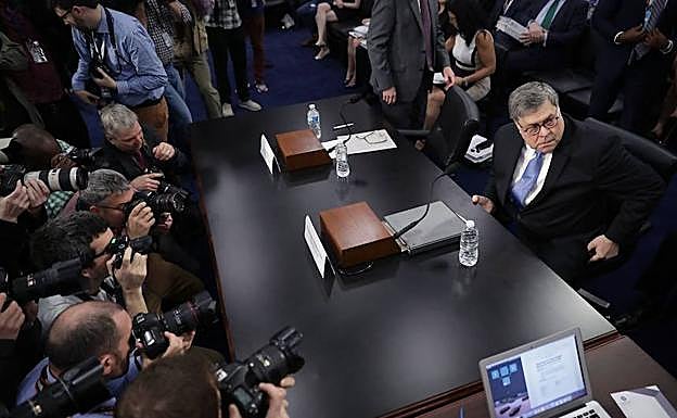 William Barr, rodeado de fotógrafos. 