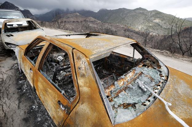 Un coche calcinado por las llamas en un incendio forestal que afectó a varios municipios de la Safor en 2018. 