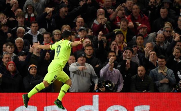 Luis Suárez celebra el único gol culé, que el árbitro concedió a Shaw en propia puerta.