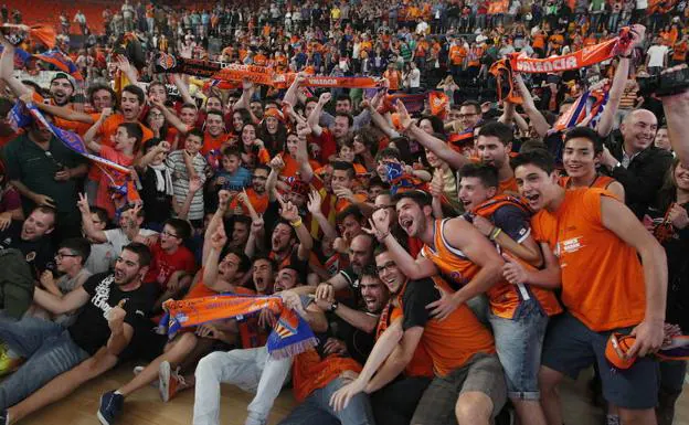 La aficion del Valencia Basket celebra en La Fonteta la victoria del equipo en la final de la EuroCup 2014