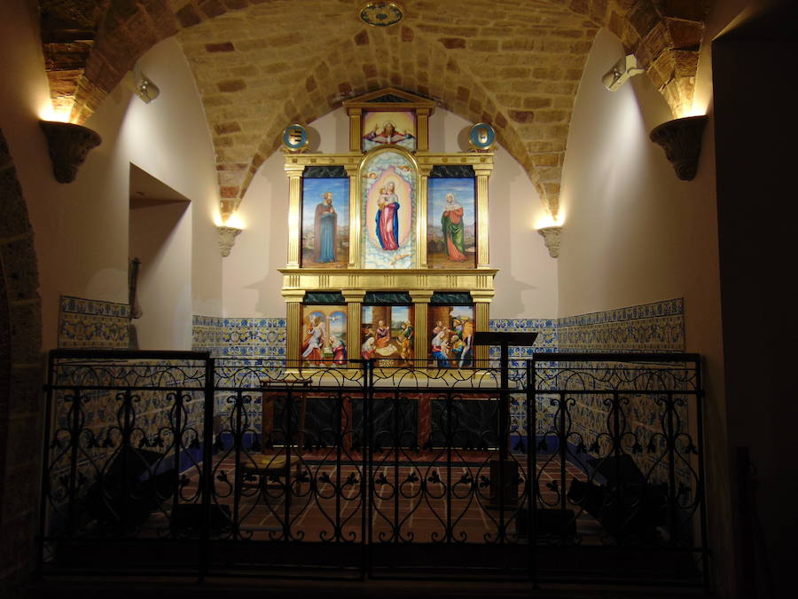 Adosado al palacio, se encuentra la capilla de Santa Ana con salida a la plaza de la Alameda. Sus ventanales orientados hacia el Nero, nos dan a contemplar un panorama majestuoso con el río y su vegetación a los pies.