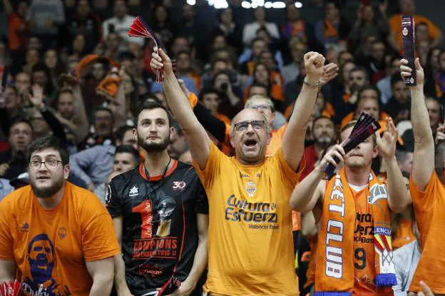 La afición del Valencia Basket anima durante el primer partido de la final de la Eurocup.