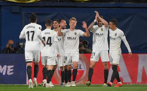 Los jugadores del Valencia celebran los goles de Guedes y Wass en la recta final del partido. 