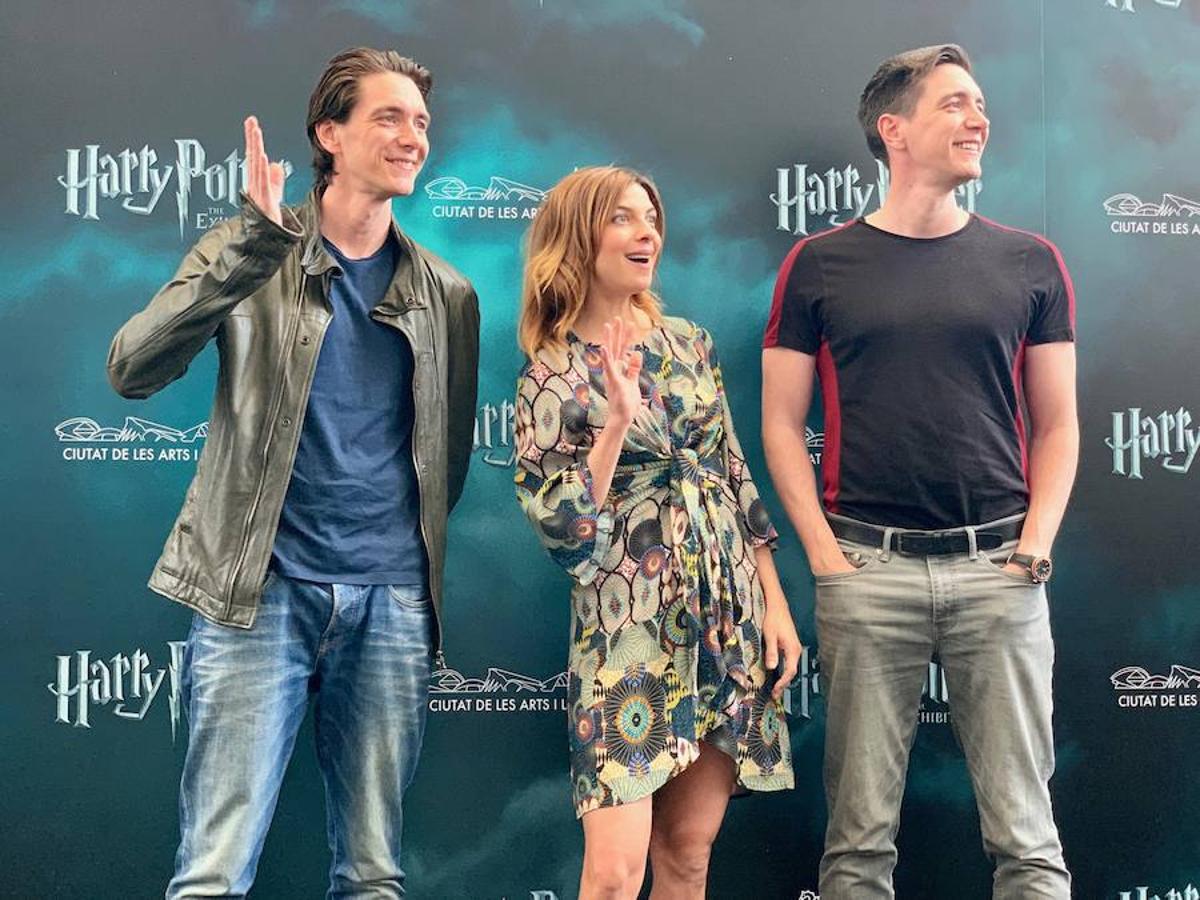 La locura de Harry Potter ya está prácticamente lista para su inauguración. 'Harry Potter: The exhibition' abre sus puertas a los fans del popular mago este sábado. En ella, los asistentes podrán descubrir los escenarios, objetos, personajes y, sobre todo, la magia, que envuelve al mundo creado por la escritora inglesa J. K. Rowling. El universo de Hogwarts estará en el Museo de las Ciencias de Valencia abierto al público hasta el 7 de julio y promete ser todo un éxito.