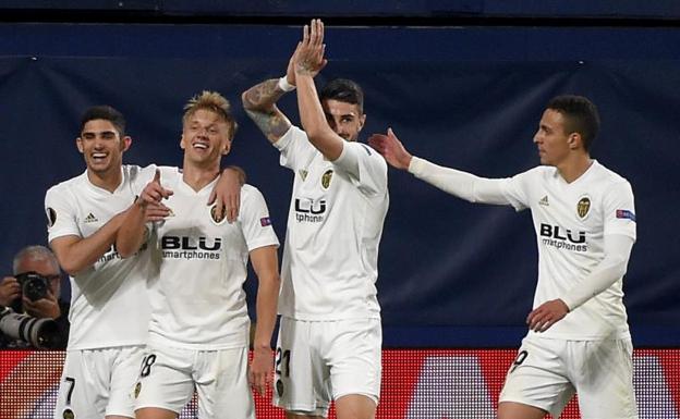 Los futbolistas del Valencia celebran el gol de Wass. 