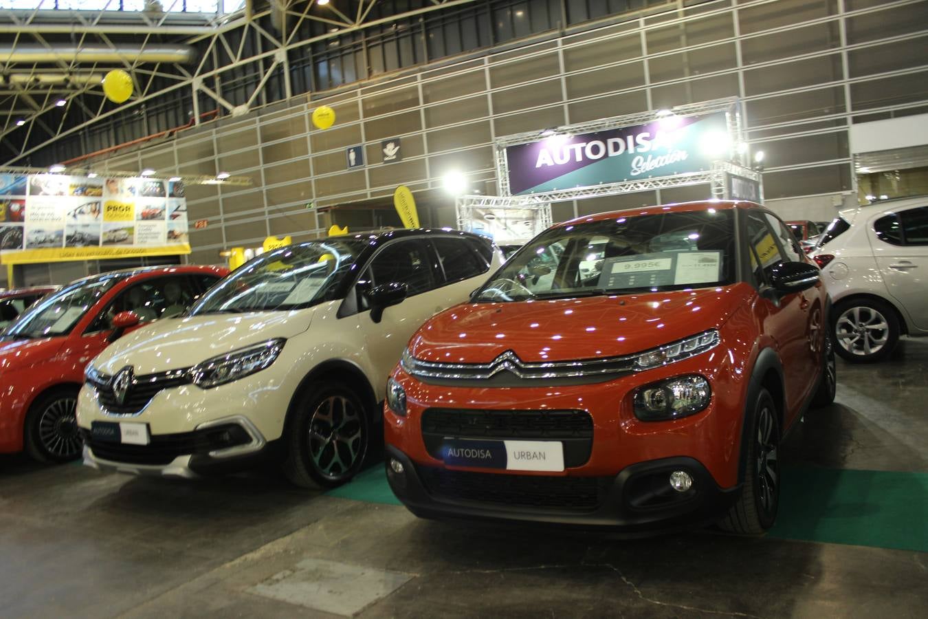 Feria Valencia celebra la 11ª. edición de la 'Feria del Vehículo Selección Ocasión', una cita que reúne hasta el próximo domingo, en el Nivel 3 del recinto ferial a 45 expositores y 26 marcas oficiales. Ofertan unos 1.500 vehículos con grandes descuentos; algunos coches de ocasión rebajados en más de 6.000 euros. 