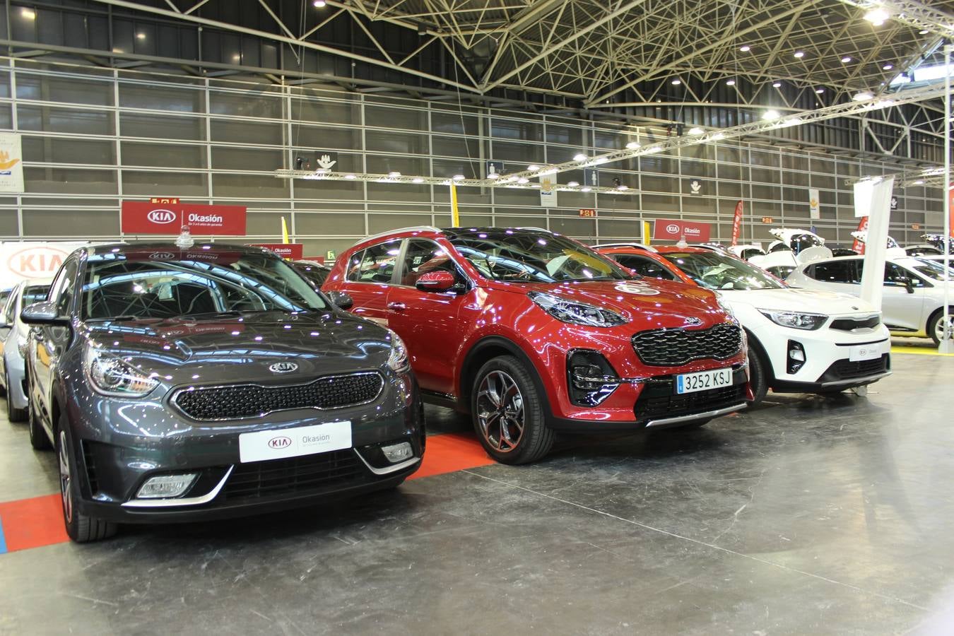 Feria Valencia celebra la 11ª. edición de la 'Feria del Vehículo Selección Ocasión', una cita que reúne hasta el próximo domingo, en el Nivel 3 del recinto ferial a 45 expositores y 26 marcas oficiales. Ofertan unos 1.500 vehículos con grandes descuentos; algunos coches de ocasión rebajados en más de 6.000 euros. 