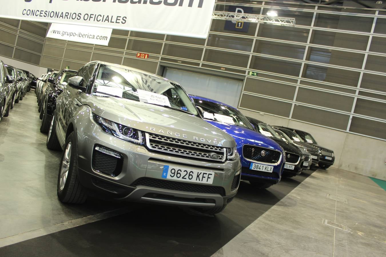 Feria Valencia celebra la 11ª. edición de la 'Feria del Vehículo Selección Ocasión', una cita que reúne hasta el próximo domingo, en el Nivel 3 del recinto ferial a 45 expositores y 26 marcas oficiales. Ofertan unos 1.500 vehículos con grandes descuentos; algunos coches de ocasión rebajados en más de 6.000 euros. 