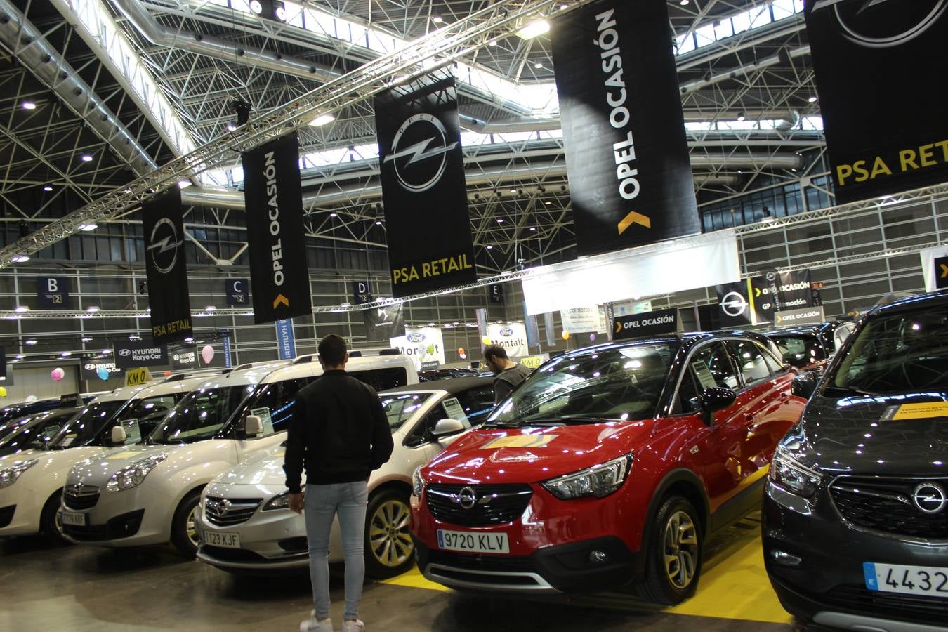 Feria Valencia celebra la 11ª. edición de la 'Feria del Vehículo Selección Ocasión', una cita que reúne hasta el próximo domingo, en el Nivel 3 del recinto ferial a 45 expositores y 26 marcas oficiales. Ofertan unos 1.500 vehículos con grandes descuentos; algunos coches de ocasión rebajados en más de 6.000 euros. 