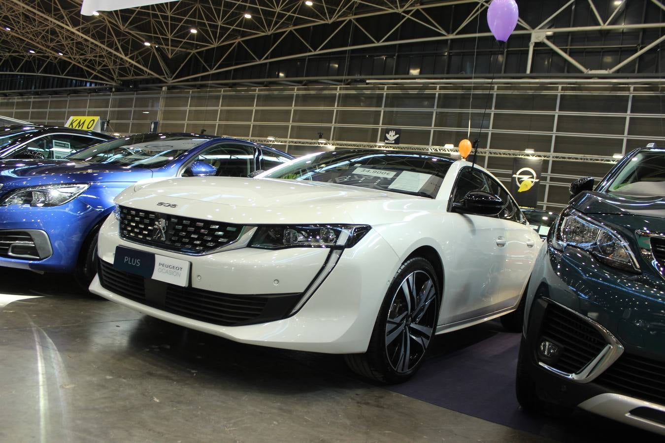 Feria Valencia celebra la 11ª. edición de la 'Feria del Vehículo Selección Ocasión', una cita que reúne hasta el próximo domingo, en el Nivel 3 del recinto ferial a 45 expositores y 26 marcas oficiales. Ofertan unos 1.500 vehículos con grandes descuentos; algunos coches de ocasión rebajados en más de 6.000 euros. 