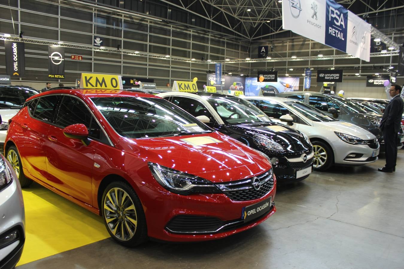 Feria Valencia celebra la 11ª. edición de la 'Feria del Vehículo Selección Ocasión', una cita que reúne hasta el próximo domingo, en el Nivel 3 del recinto ferial a 45 expositores y 26 marcas oficiales. Ofertan unos 1.500 vehículos con grandes descuentos; algunos coches de ocasión rebajados en más de 6.000 euros. 