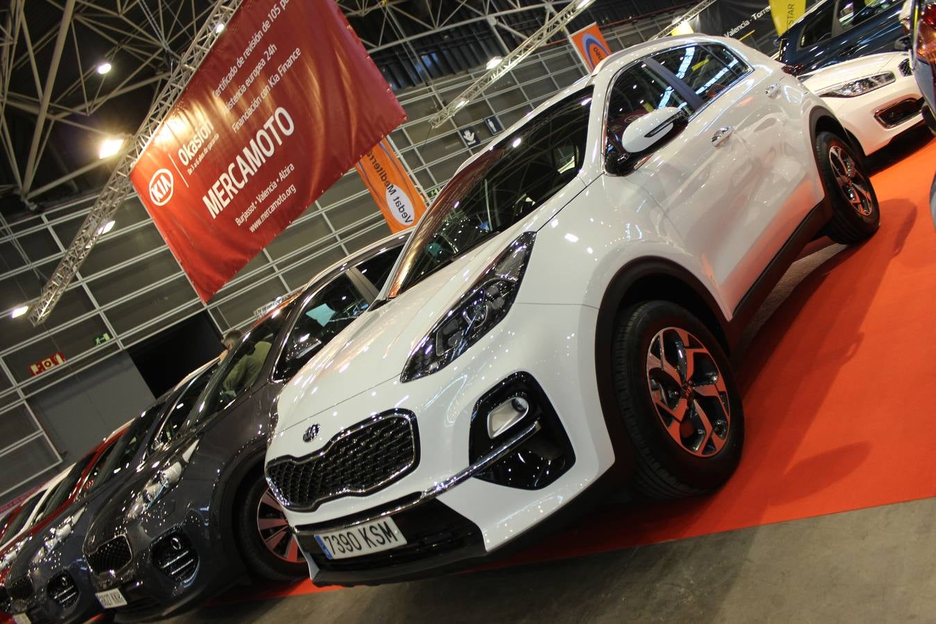 Feria Valencia celebra la 11ª. edición de la 'Feria del Vehículo Selección Ocasión', una cita que reúne hasta el próximo domingo, en el Nivel 3 del recinto ferial a 45 expositores y 26 marcas oficiales. Ofertan unos 1.500 vehículos con grandes descuentos; algunos coches de ocasión rebajados en más de 6.000 euros. 