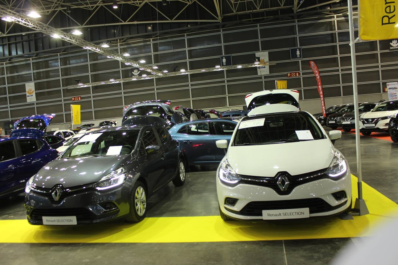 Feria Valencia celebra la 11ª. edición de la 'Feria del Vehículo Selección Ocasión', una cita que reúne hasta el próximo domingo, en el Nivel 3 del recinto ferial a 45 expositores y 26 marcas oficiales. Ofertan unos 1.500 vehículos con grandes descuentos; algunos coches de ocasión rebajados en más de 6.000 euros. 