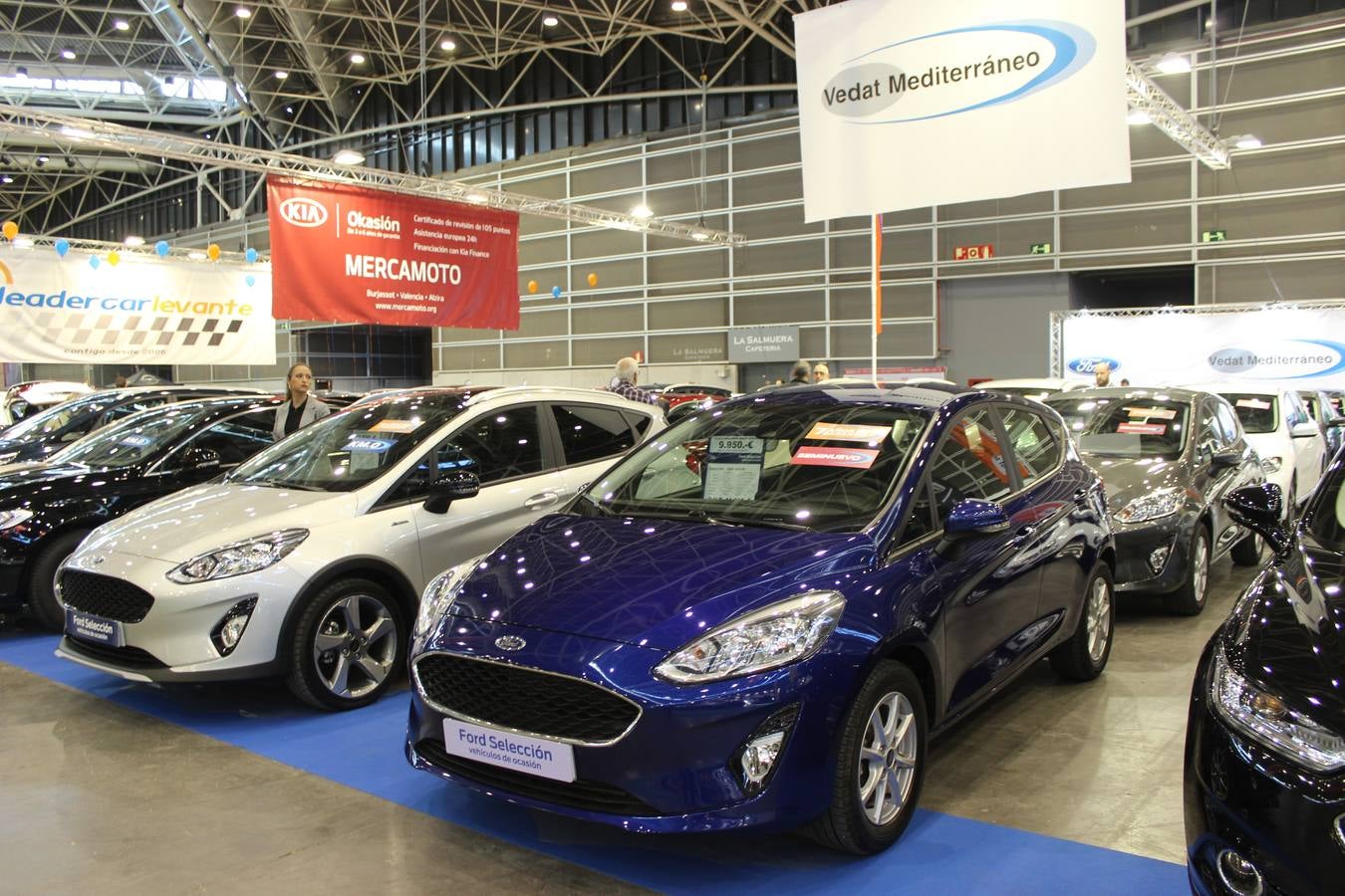 Feria Valencia celebra la 11ª. edición de la 'Feria del Vehículo Selección Ocasión', una cita que reúne hasta el próximo domingo, en el Nivel 3 del recinto ferial a 45 expositores y 26 marcas oficiales. Ofertan unos 1.500 vehículos con grandes descuentos; algunos coches de ocasión rebajados en más de 6.000 euros. 