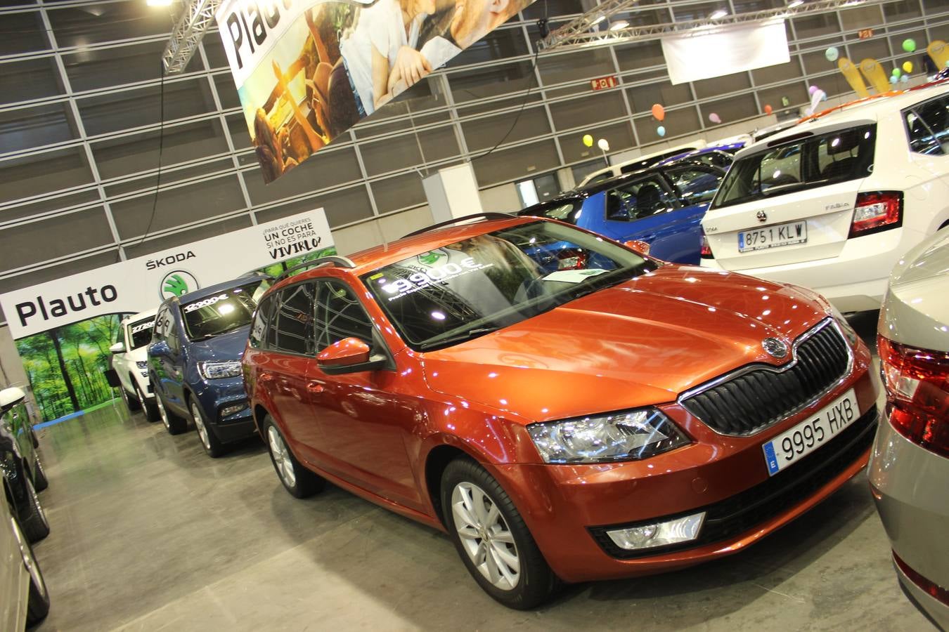 Feria Valencia celebra la 11ª. edición de la 'Feria del Vehículo Selección Ocasión', una cita que reúne hasta el próximo domingo, en el Nivel 3 del recinto ferial a 45 expositores y 26 marcas oficiales. Ofertan unos 1.500 vehículos con grandes descuentos; algunos coches de ocasión rebajados en más de 6.000 euros. 