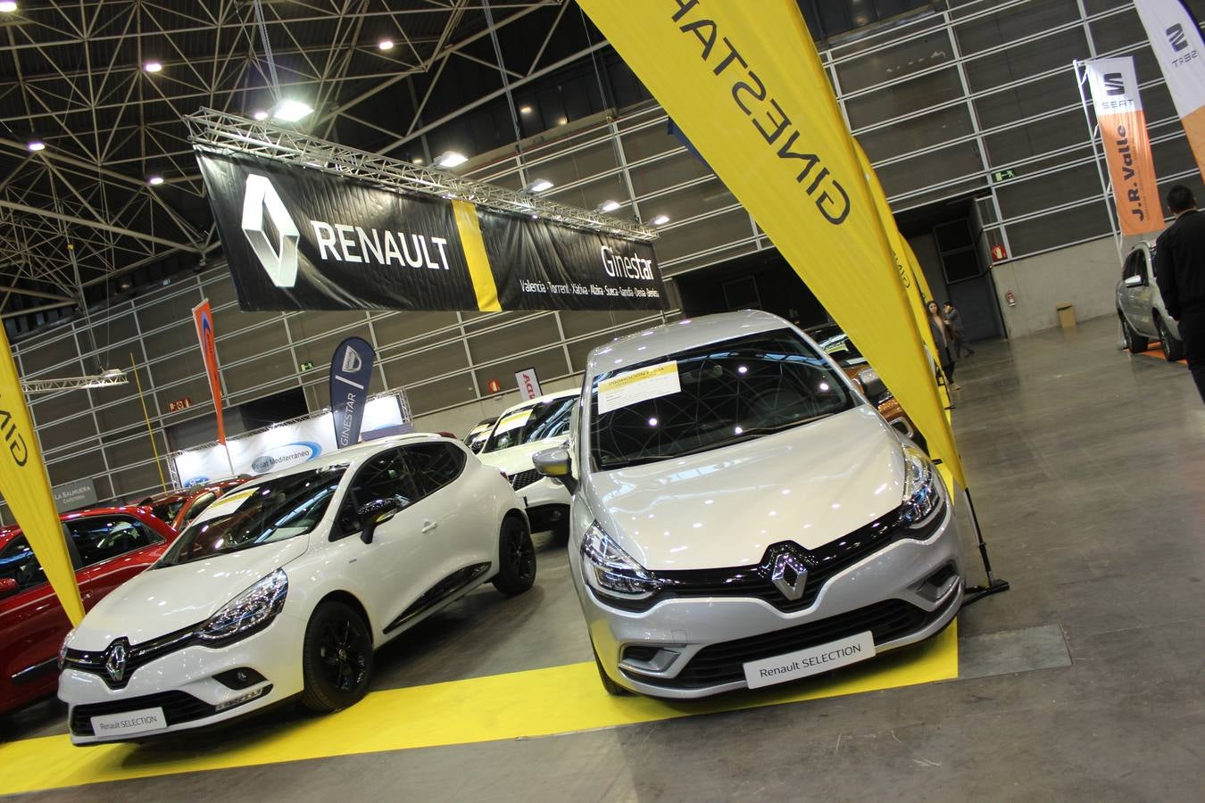 Feria Valencia celebra la 11ª. edición de la 'Feria del Vehículo Selección Ocasión', una cita que reúne hasta el próximo domingo, en el Nivel 3 del recinto ferial a 45 expositores y 26 marcas oficiales. Ofertan unos 1.500 vehículos con grandes descuentos; algunos coches de ocasión rebajados en más de 6.000 euros. 