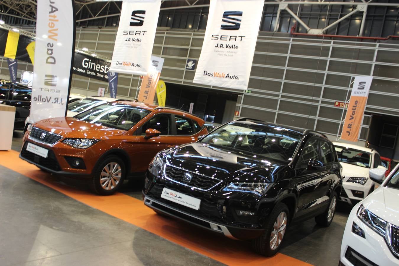 Feria Valencia celebra la 11ª. edición de la 'Feria del Vehículo Selección Ocasión', una cita que reúne hasta el próximo domingo, en el Nivel 3 del recinto ferial a 45 expositores y 26 marcas oficiales. Ofertan unos 1.500 vehículos con grandes descuentos; algunos coches de ocasión rebajados en más de 6.000 euros. 