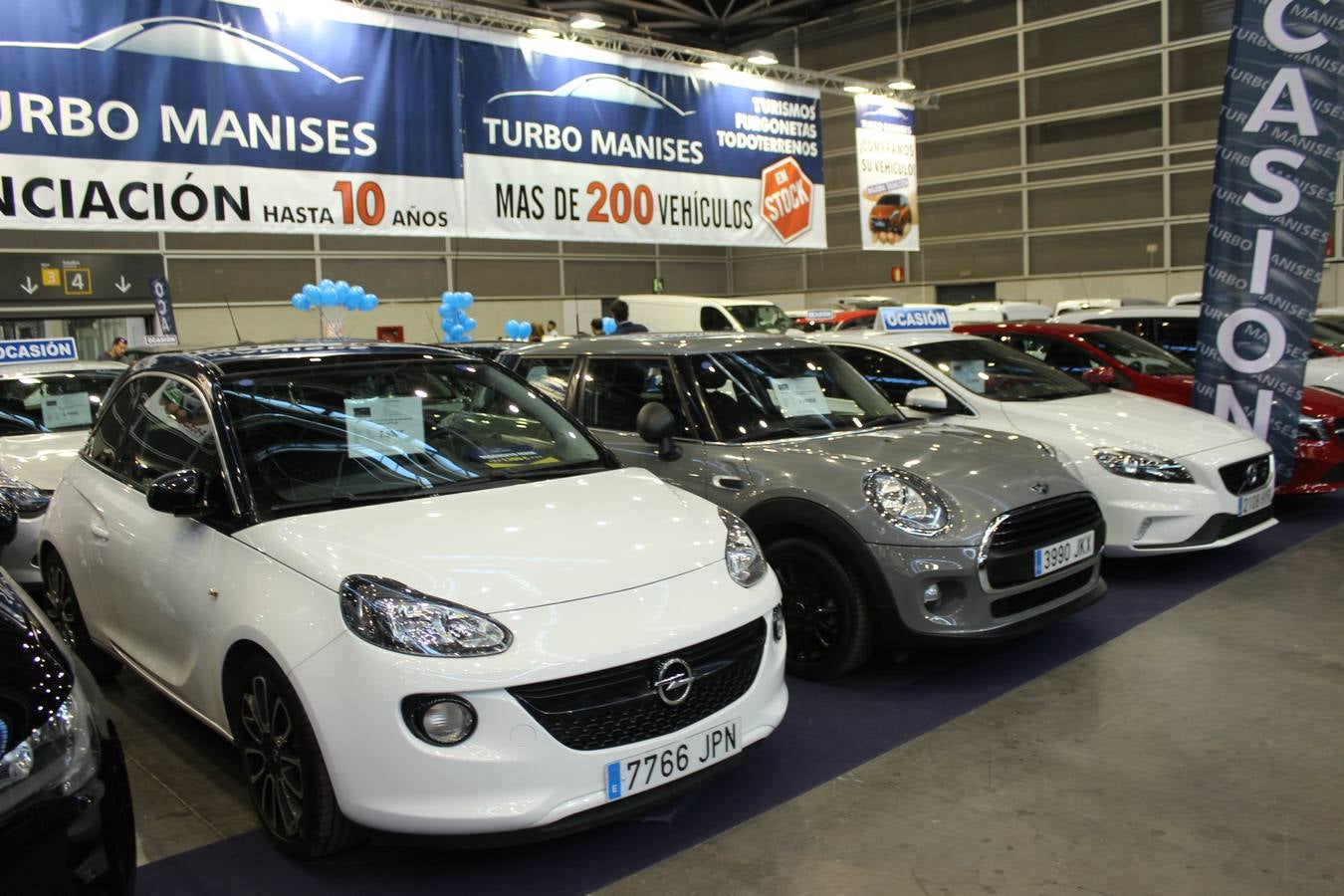 Feria Valencia celebra la 11ª. edición de la 'Feria del Vehículo Selección Ocasión', una cita que reúne hasta el próximo domingo, en el Nivel 3 del recinto ferial a 45 expositores y 26 marcas oficiales. Ofertan unos 1.500 vehículos con grandes descuentos; algunos coches de ocasión rebajados en más de 6.000 euros. 