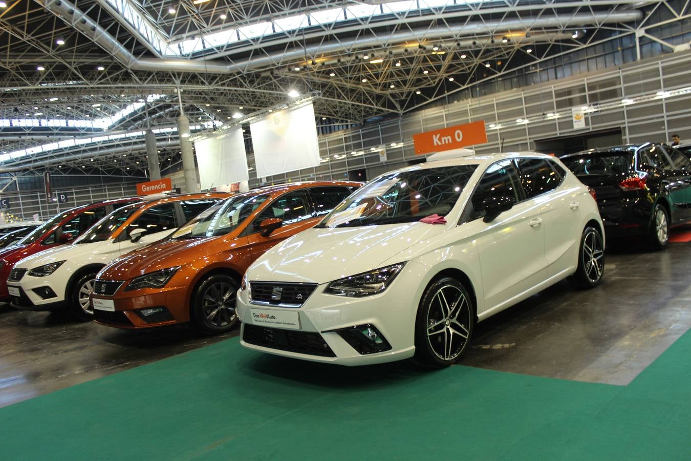 Feria Valencia celebra la 11ª. edición de la 'Feria del Vehículo Selección Ocasión', una cita que reúne hasta el próximo domingo, en el Nivel 3 del recinto ferial a 45 expositores y 26 marcas oficiales. Ofertan unos 1.500 vehículos con grandes descuentos; algunos coches de ocasión rebajados en más de 6.000 euros. 