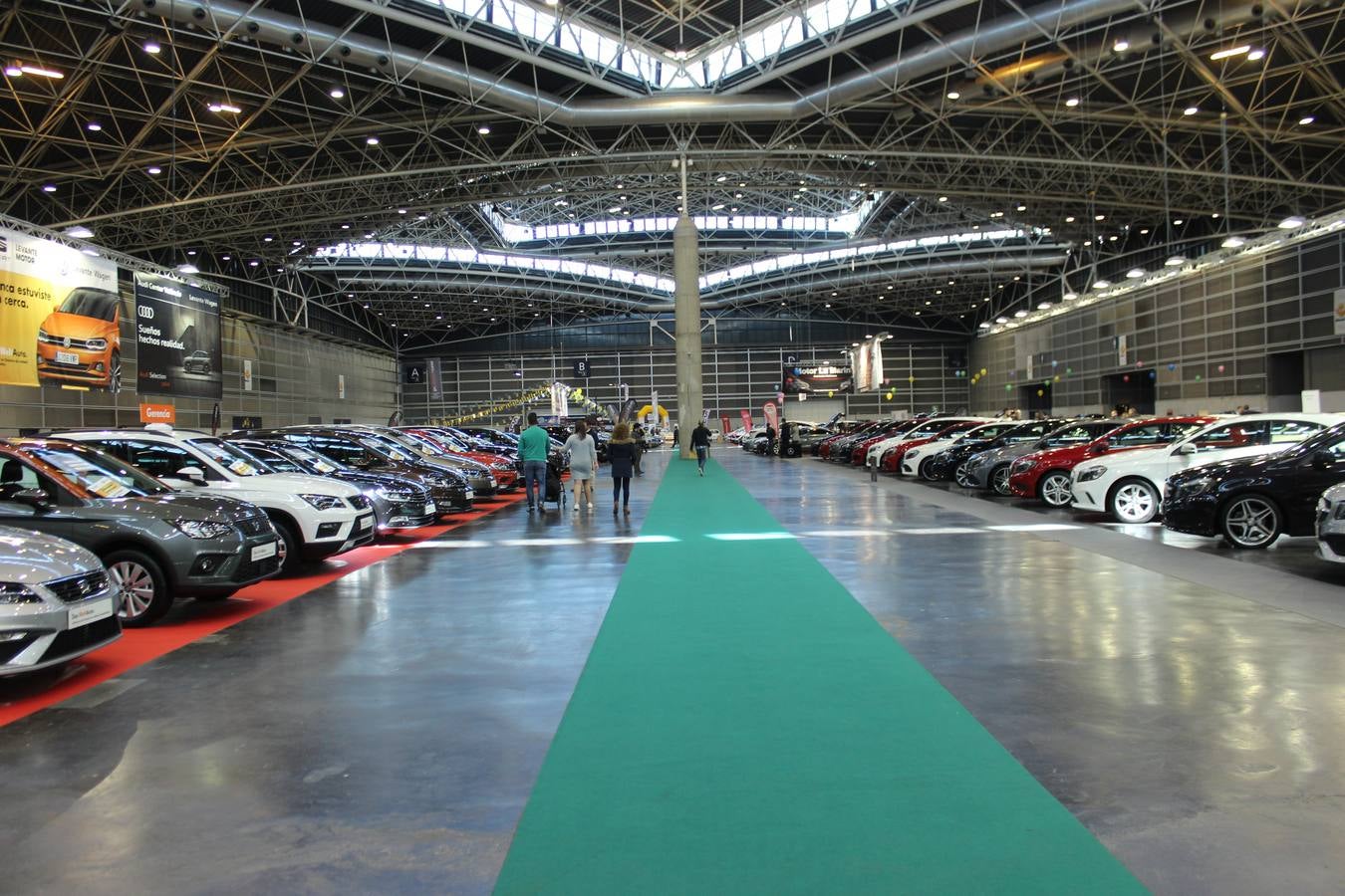 Feria Valencia celebra la 11ª. edición de la 'Feria del Vehículo Selección Ocasión', una cita que reúne hasta el próximo domingo, en el Nivel 3 del recinto ferial a 45 expositores y 26 marcas oficiales. Ofertan unos 1.500 vehículos con grandes descuentos; algunos coches de ocasión rebajados en más de 6.000 euros. 