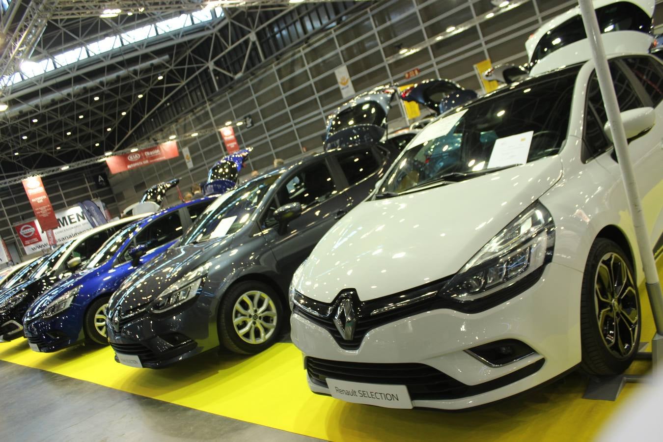 Feria Valencia celebra la 11ª. edición de la 'Feria del Vehículo Selección Ocasión', una cita que reúne hasta el próximo domingo, en el Nivel 3 del recinto ferial a 45 expositores y 26 marcas oficiales. Ofertan unos 1.500 vehículos con grandes descuentos; algunos coches de ocasión rebajados en más de 6.000 euros. 