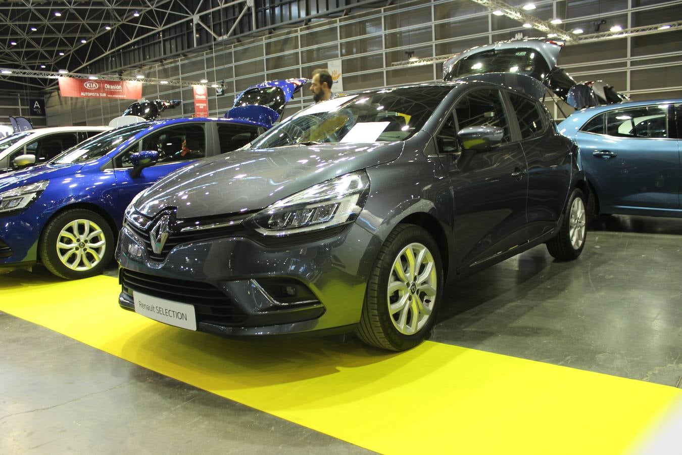 Feria Valencia celebra la 11ª. edición de la 'Feria del Vehículo Selección Ocasión', una cita que reúne hasta el próximo domingo, en el Nivel 3 del recinto ferial a 45 expositores y 26 marcas oficiales. Ofertan unos 1.500 vehículos con grandes descuentos; algunos coches de ocasión rebajados en más de 6.000 euros. 