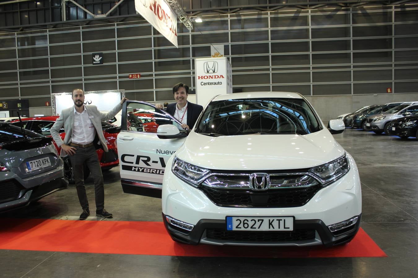 Feria Valencia celebra la 11ª. edición de la 'Feria del Vehículo Selección Ocasión', una cita que reúne hasta el próximo domingo, en el Nivel 3 del recinto ferial a 45 expositores y 26 marcas oficiales. Ofertan unos 1.500 vehículos con grandes descuentos; algunos coches de ocasión rebajados en más de 6.000 euros. 