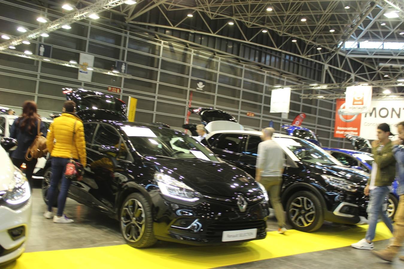 Feria Valencia celebra la 11ª. edición de la 'Feria del Vehículo Selección Ocasión', una cita que reúne hasta el próximo domingo, en el Nivel 3 del recinto ferial a 45 expositores y 26 marcas oficiales. Ofertan unos 1.500 vehículos con grandes descuentos; algunos coches de ocasión rebajados en más de 6.000 euros. 