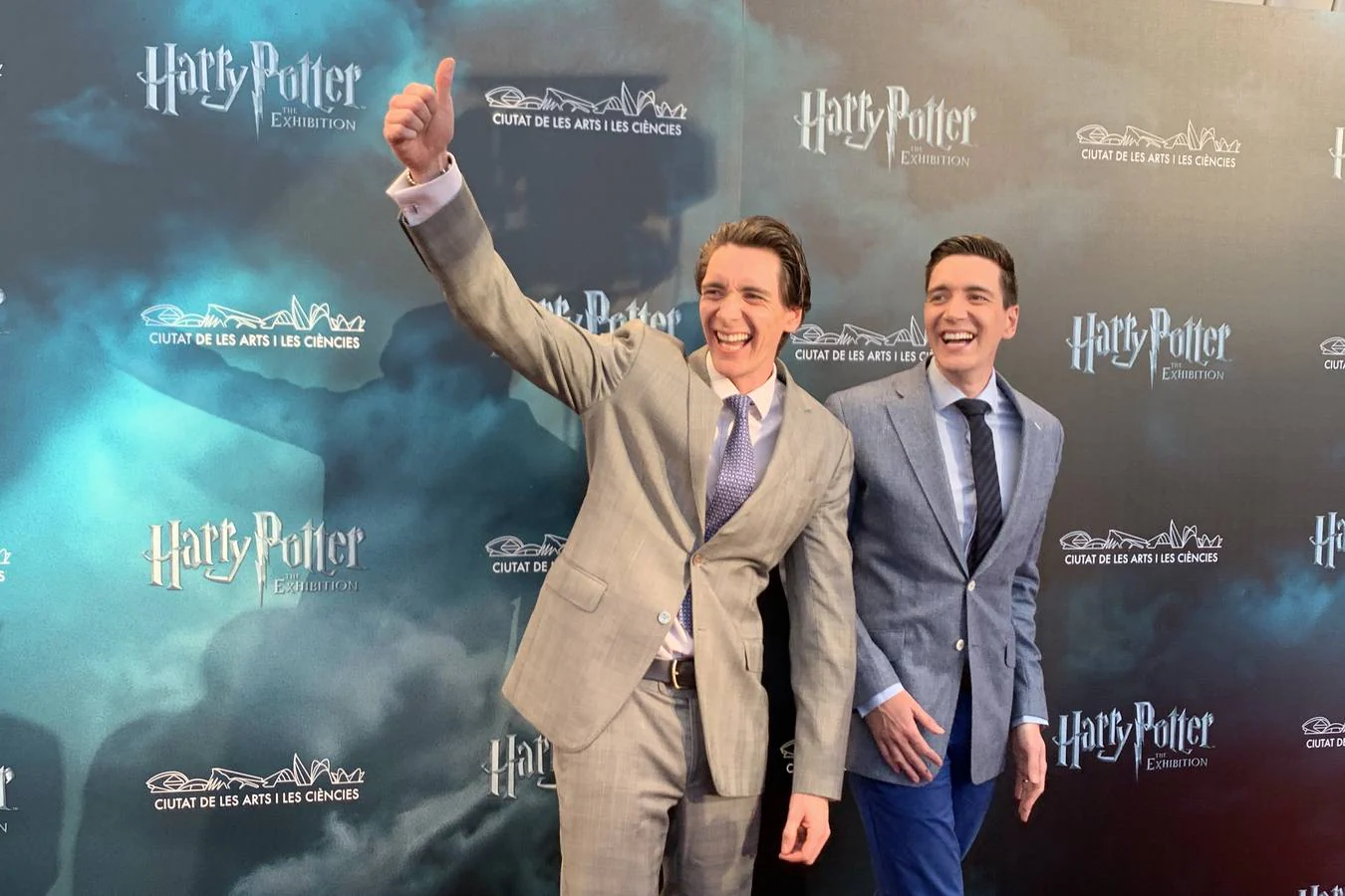 Los actores James y Oliver Phelps, los gemelos de la famosa saga cinematográfica de Harry Potter, han aprendido a cocinar una paella típica valenciana en una escuela culinaria durante su estancia en la ciudad de València por la inauguración de la exposición «Harry Potter The Exhibition». Los gemelos Weasley llegaron a la ciudad el pasado jueves para la inauguración de la muestra, junto a la actriz Natalia Tena, y ayer asistieron, de la mano de Turismo Valencia, a la escuela gastronómica Valencia Club Cocina, donde aprendieron a preparar paella valenciana, coca en landa y horchata de chufa. También realizaron una visita al mercado de Algirós, donde vendedores y clientes fueron sorprendidos por los actores británicos que se interesaron por los productos autóctonos y degustaron numerosos de ellos. 