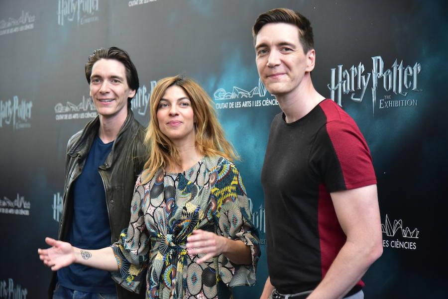 La locura de Harry Potter ya está prácticamente lista para su inauguración. 'Harry Potter: The exhibition' abre sus puertas a los fans del popular mago este sábado. En ella, los asistentes podrán descubrir los escenarios, objetos, personajes y, sobre todo, la magia, que envuelve al mundo creado por la escritora inglesa J. K. Rowling. El universo de Hogwarts estará en el Museo de las Ciencias de Valencia abierto al público hasta el 7 de julio y promete ser todo un éxito.