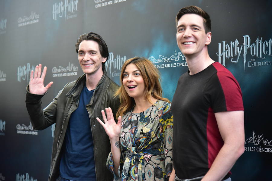 La locura de Harry Potter ya está prácticamente lista para su inauguración. 'Harry Potter: The exhibition' abre sus puertas a los fans del popular mago este sábado. En ella, los asistentes podrán descubrir los escenarios, objetos, personajes y, sobre todo, la magia, que envuelve al mundo creado por la escritora inglesa J. K. Rowling. El universo de Hogwarts estará en el Museo de las Ciencias de Valencia abierto al público hasta el 7 de julio y promete ser todo un éxito.