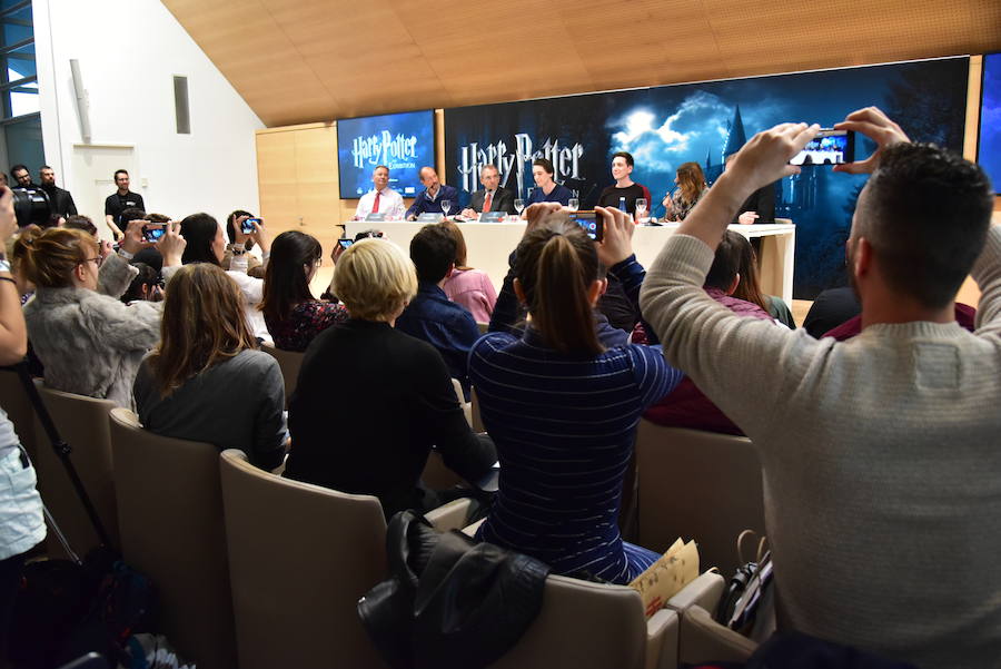 La locura de Harry Potter ya está prácticamente lista para su inauguración. 'Harry Potter: The exhibition' abre sus puertas a los fans del popular mago este sábado. En ella, los asistentes podrán descubrir los escenarios, objetos, personajes y, sobre todo, la magia, que envuelve al mundo creado por la escritora inglesa J. K. Rowling. El universo de Hogwarts estará en el Museo de las Ciencias de Valencia abierto al público hasta el 7 de julio y promete ser todo un éxito.