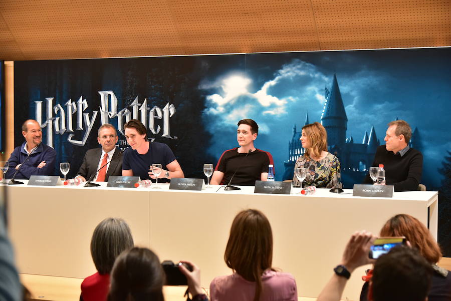 La locura de Harry Potter ya está prácticamente lista para su inauguración. 'Harry Potter: The exhibition' abre sus puertas a los fans del popular mago este sábado. En ella, los asistentes podrán descubrir los escenarios, objetos, personajes y, sobre todo, la magia, que envuelve al mundo creado por la escritora inglesa J. K. Rowling. El universo de Hogwarts estará en el Museo de las Ciencias de Valencia abierto al público hasta el 7 de julio y promete ser todo un éxito.