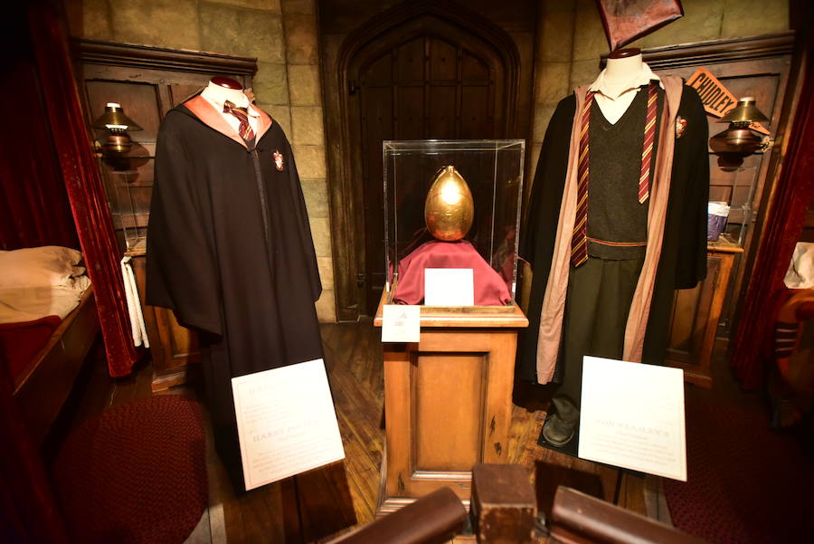 La locura de Harry Potter ya está prácticamente lista para su inauguración. 'Harry Potter: The exhibition' abre sus puertas a los fans del popular mago este sábado. En ella, los asistentes podrán descubrir los escenarios, objetos, personajes y, sobre todo, la magia, que envuelve al mundo creado por la escritora inglesa J. K. Rowling. El universo de Hogwarts estará en el Museo de las Ciencias de Valencia abierto al público hasta el 7 de julio y promete ser todo un éxito.