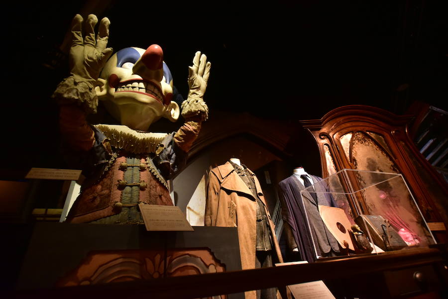 La locura de Harry Potter ya está prácticamente lista para su inauguración. 'Harry Potter: The exhibition' abre sus puertas a los fans del popular mago este sábado. En ella, los asistentes podrán descubrir los escenarios, objetos, personajes y, sobre todo, la magia, que envuelve al mundo creado por la escritora inglesa J. K. Rowling. El universo de Hogwarts estará en el Museo de las Ciencias de Valencia abierto al público hasta el 7 de julio y promete ser todo un éxito.